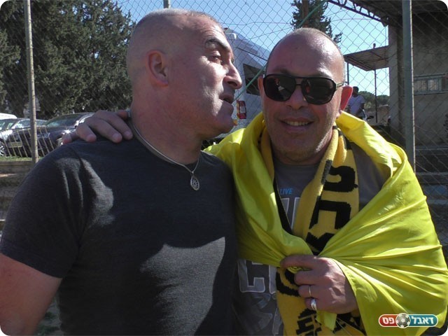 ניצחון של ווינרים. האוהד איציק הגדול חוגג עם בכר (שקד מורג)